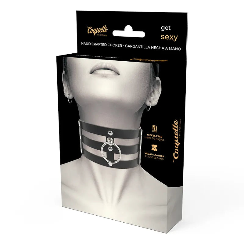 Collier BDSM noir en cuir végétalien ajustable avec anneau, élégant et éthique, sur fond blanc.
