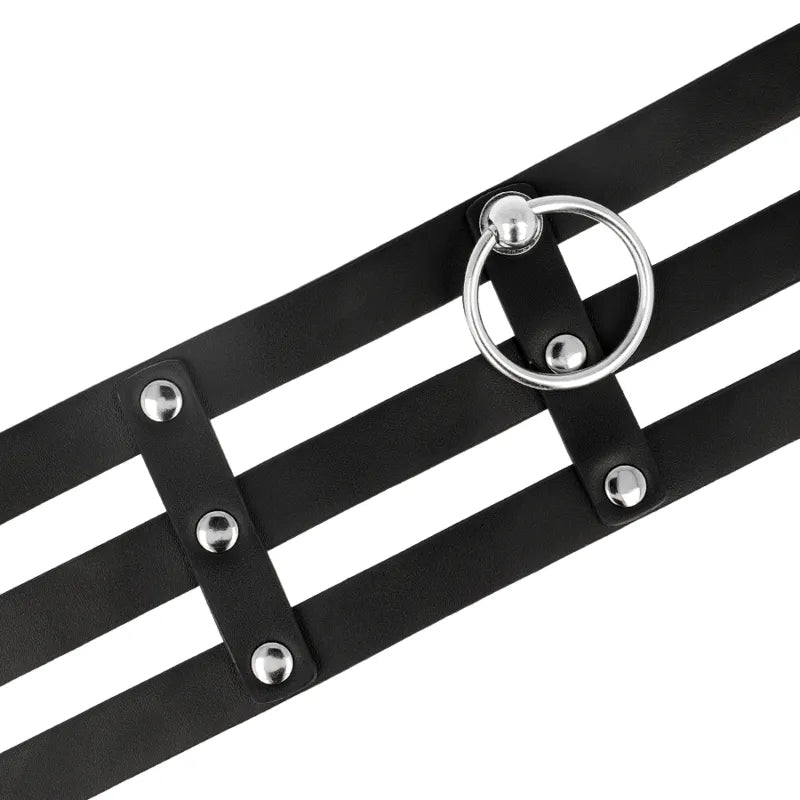 Collier BDSM noir en cuir végétalien ajustable avec anneau métallique, design élégant et éthique, pour moments intimes.