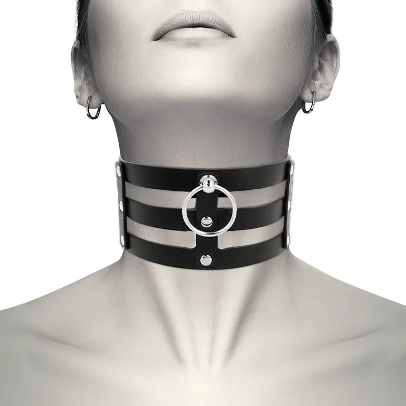 Collier BDSM noir en cuir végétalien ajustable avec anneau central, élégant et éthique, pour moments intimes et audacieux.