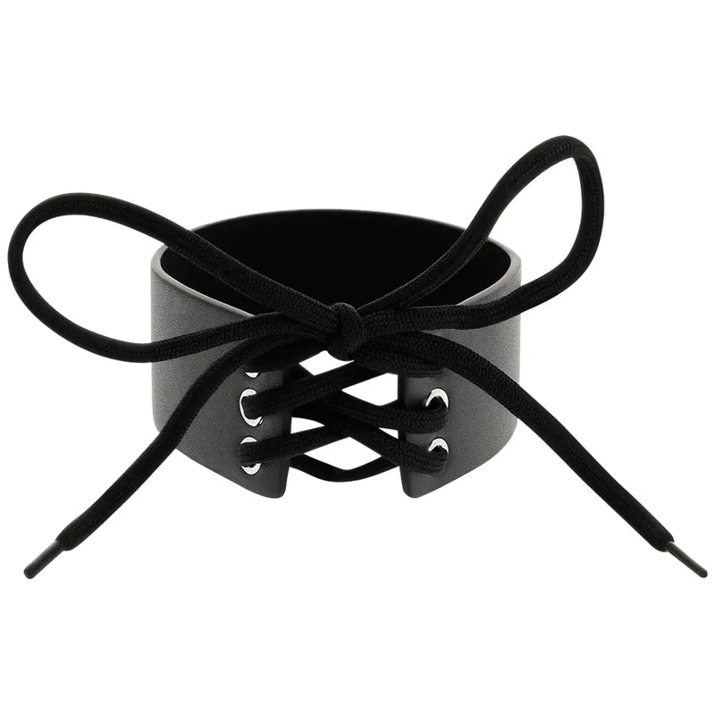 Collier BDSM noir en cuir végétalien avec boucle métal, ajustable et chic, idéal pour lingerie et moments fétichistes.