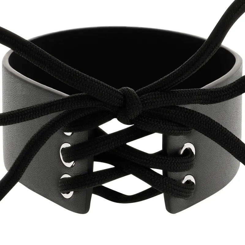 Collier BDSM noir en cuir végétalien avec boucle métal, ajustable, élégant et éthique, idéal pour lingerie et bondage.