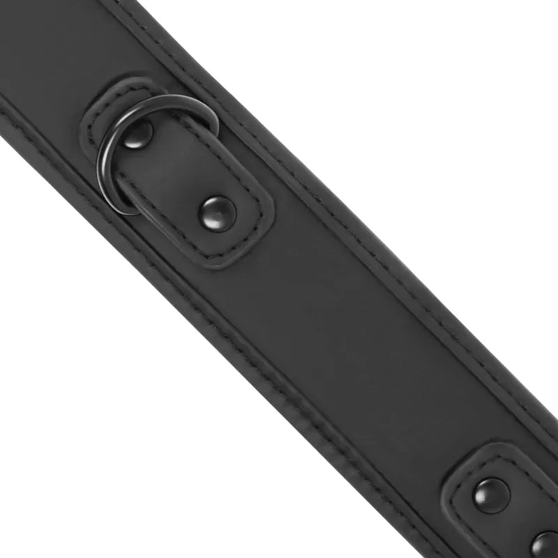 Collier BDSM noir en cuir végétalien, robuste, hypoallergénique, avec anneaux sécurisés, pour peaux sensibles.