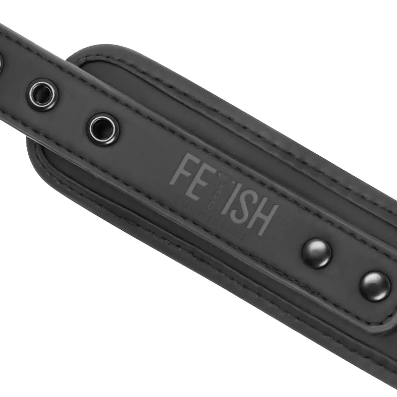 Collier BDSM cuir végétalien noir, robuste, ajustable, avec anneaux sécurisés, idéal peaux sensibles, sans nickel.