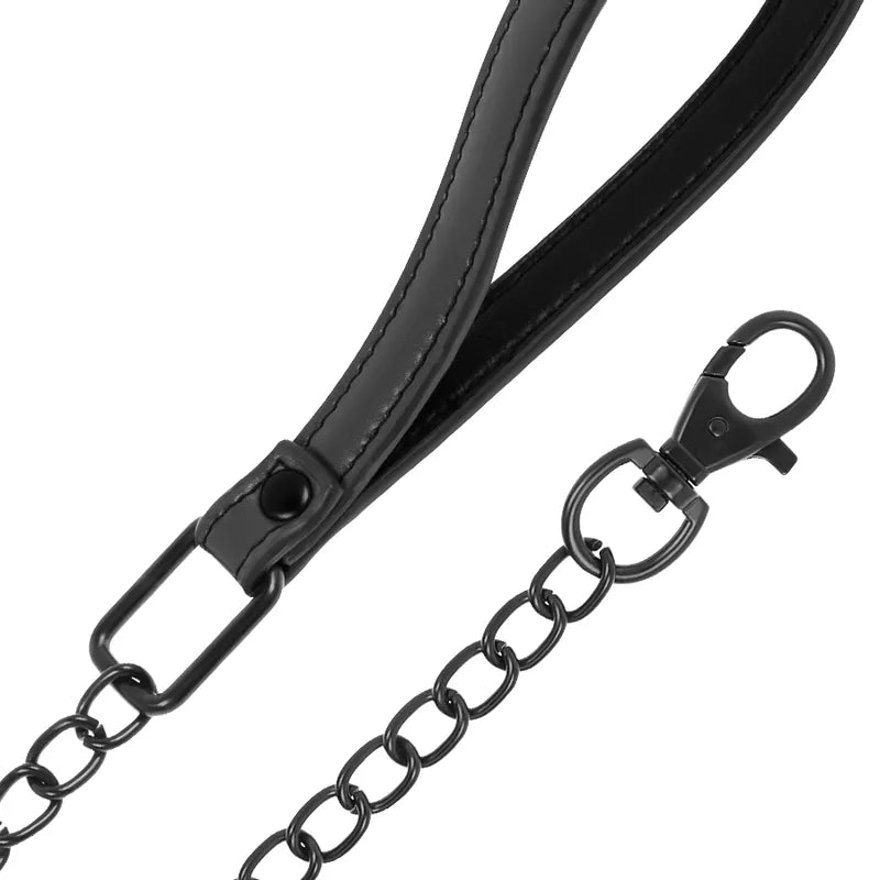 Collier BDSM noir en cuir végétalien, robuste et réglable, avec anneaux sécurisés, idéal pour peaux sensibles.
