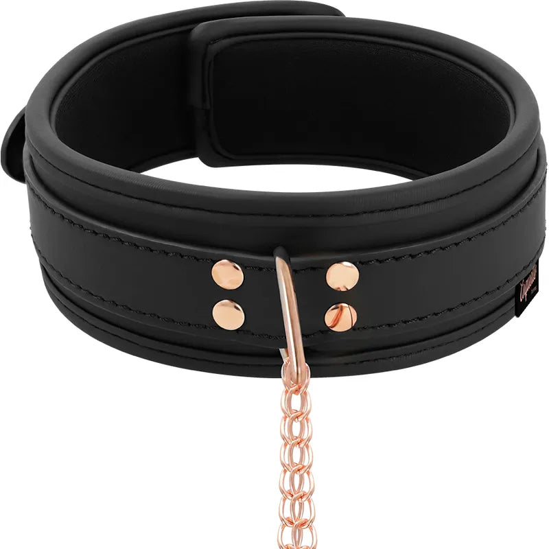 Collier BDSM cuir vegan noir avec pinces à tétons, chaînes métalliques, anneau robuste et laisse amovible.