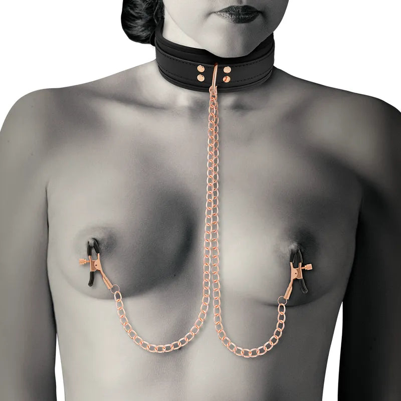 Collier BDSM cuir vegan noir avec pinces à tétons et chaînes métalliques dorées, laisse amovible, design élégant.