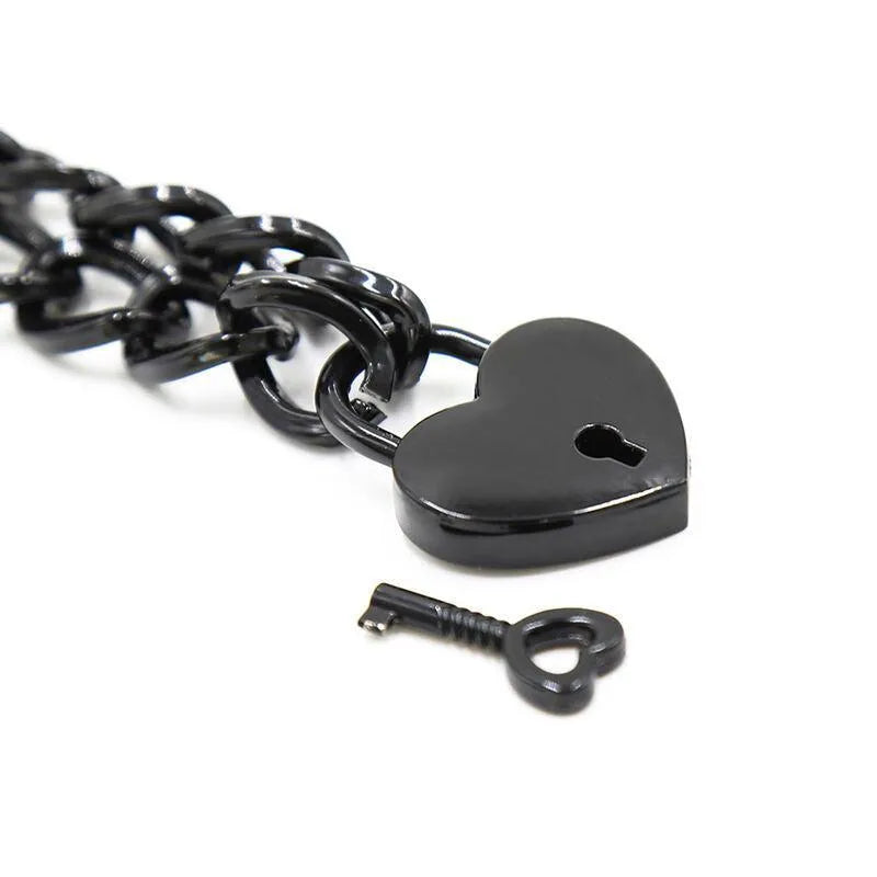 Collier BDSM en acier inoxydable noir avec cadenas en forme de cœur et clé, finition élégante et robuste.