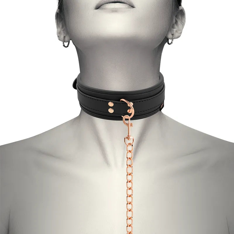 Collier BDSM noir en cuir végétalien avec chaîne métal dorée, ajustable, élégant et hypoallergénique.