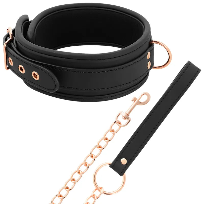 Collier BDSM noir en cuir végétalien avec chaîne métal dorée, boucle réglable, design élégant et sécurisé.