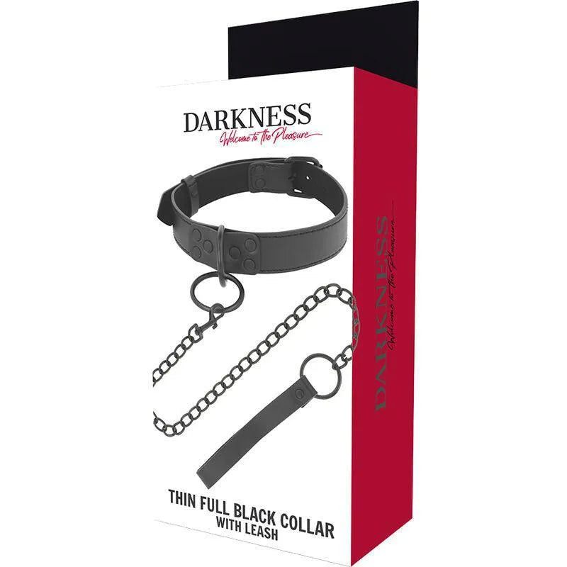 Collier BDSM noir en néoprène avec chaîne et mousqueton, ajustable, sur fond blanc et rouge, emballage visible.