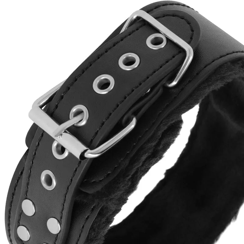 Collier BDSM noir néoprène avec doublure douce, ajustable six trous, boucle métallique robuste, idéal débutants et experts.