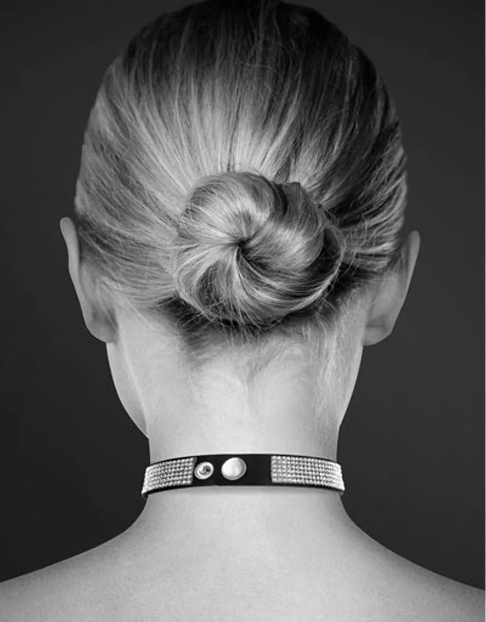 Collier BDSM en cuir noir avec cœur argenté et strass, réglable par pressions, élégant et fétichiste pour femme.