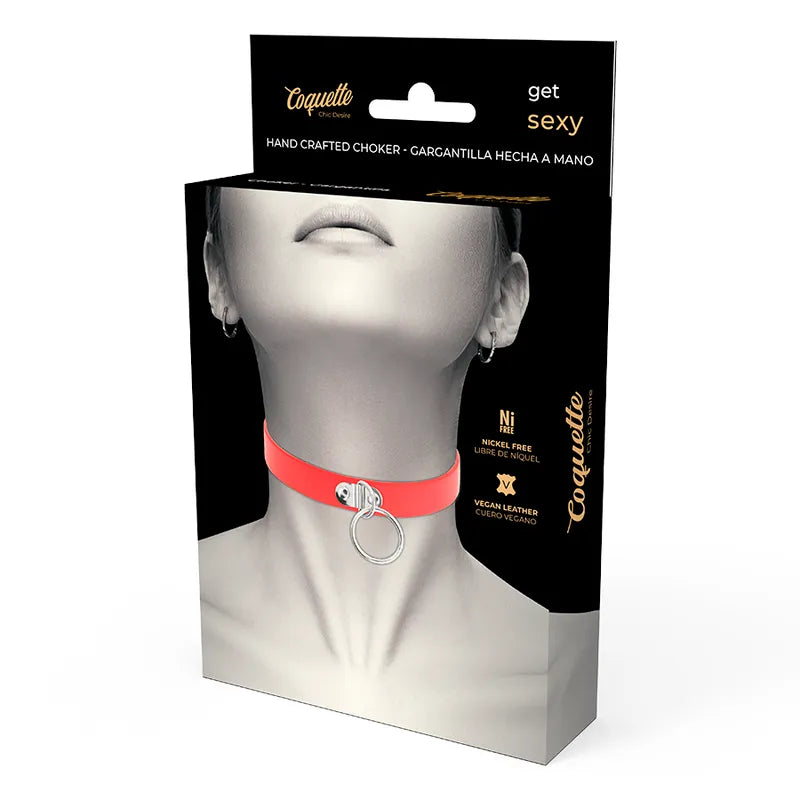 Collier BDSM noir en cuir PU végétalien, ajustable, élégant et chic, sur fond neutre, accessoire fétichiste sensuel.