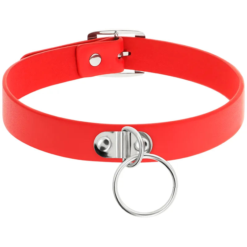 Collier BDSM noir en cuir PU végétalien, réglable, avec boucle métallique et anneau central, élégant et chic.