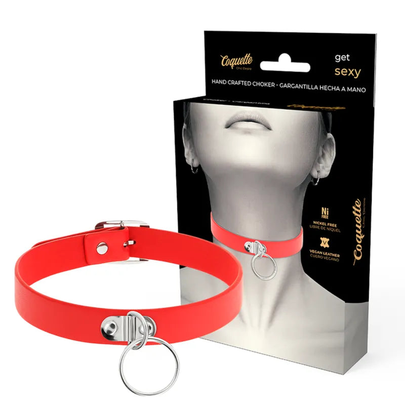 Collier BDSM noir en cuir PU végétalien, réglable, élégant et chic, avec boucle métallique, sur fond blanc.