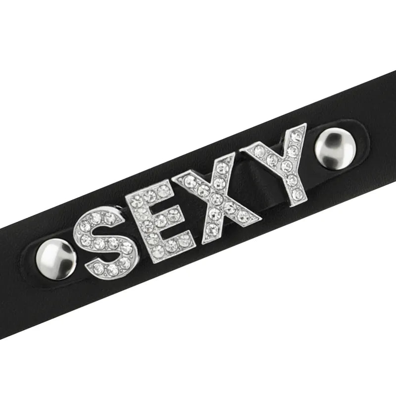 Collier BDSM noir cuir végétalien ajustable avec lettres SEXY en strass, élégant et éthique pour moments fétichistes.