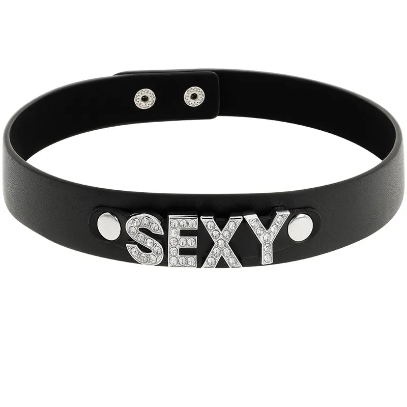 Collier BDSM noir cuir végétalien ajustable, élégant et éthique, avec lettres SEXY, idéal pour moments fétichistes.
