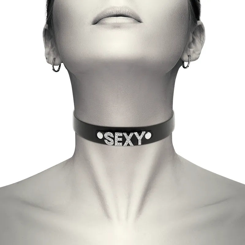 Collier BDSM noir en cuir végétalien ajustable avec inscription SEXY, élégant et éthique, porté autour du cou.