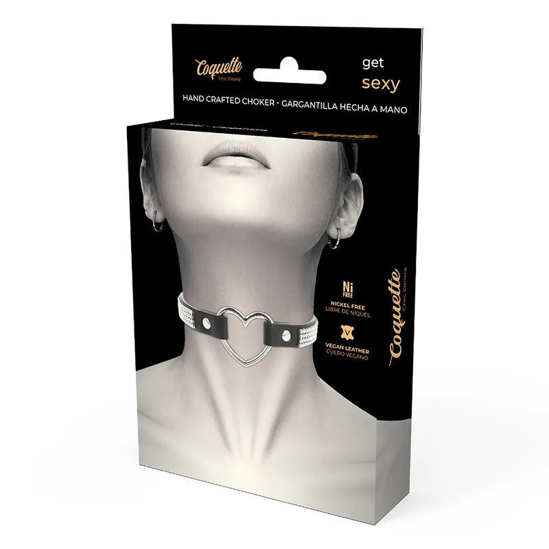 Collier BDSM noir en cuir vegan réglable, élégant et écologique, avec boucle métallique, sur fond neutre.
