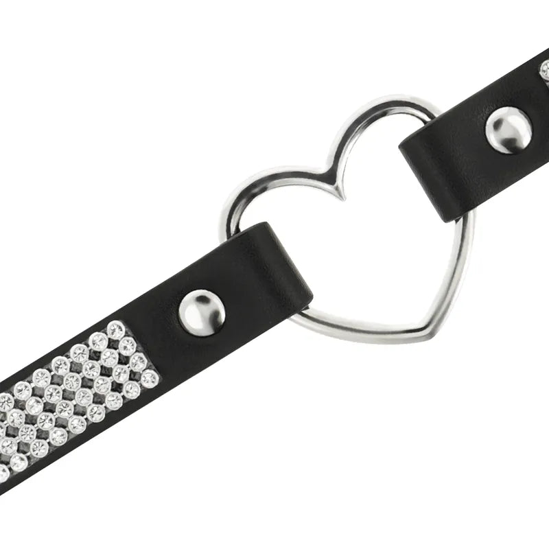 Collier BDSM noir en cuir vegan avec boucle cœur argentée et détails cloutés, élégant et ajustable pour soirées audacieuses.