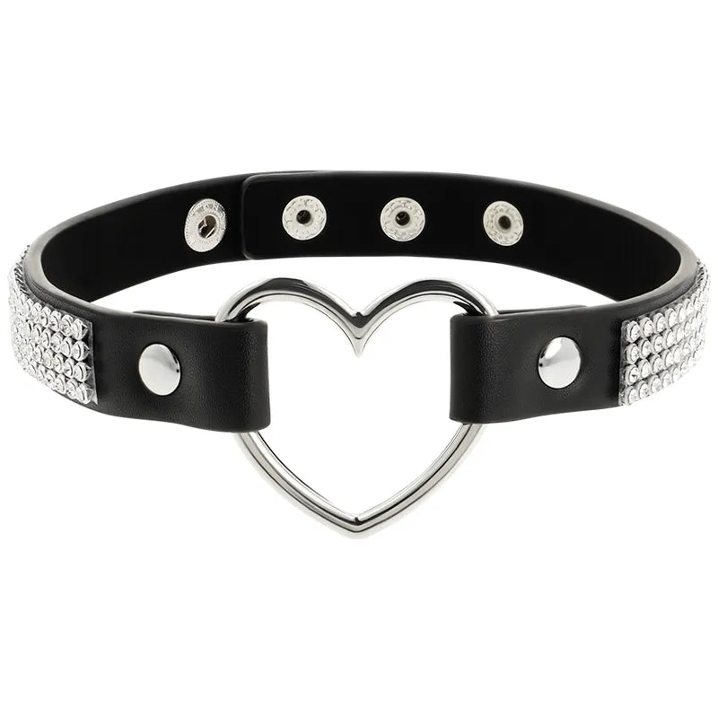 Collier BDSM noir vegan avec boucle cœur argentée, ajustable, élégant, écologique, idéal pour tenues audacieuses.