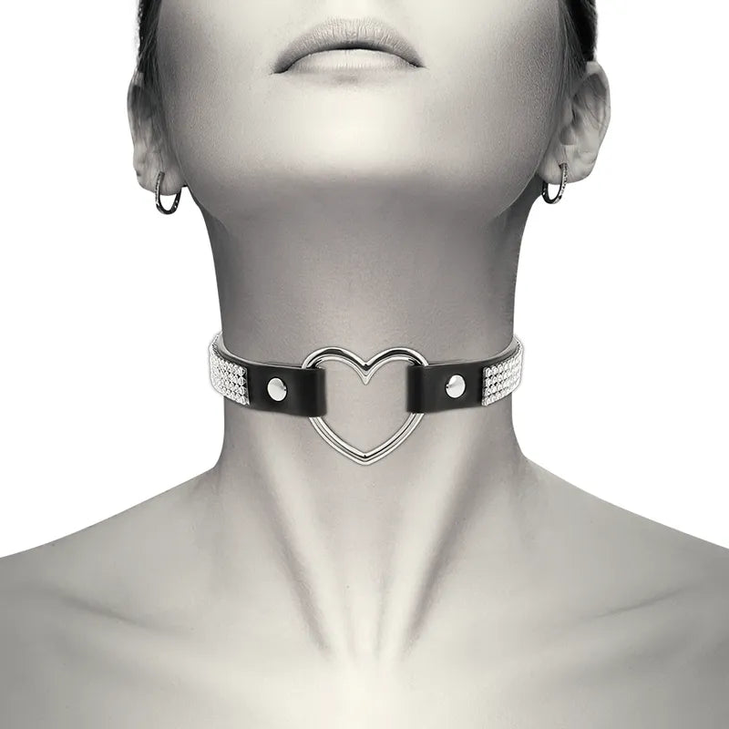 Collier BDSM noir en cuir vegan, réglable, élégant, avec boucle métallique, porté autour du cou d'une personne.