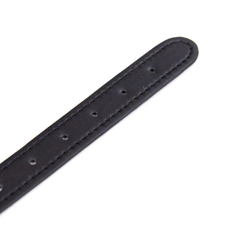 Collier bondage noir ajustable en PVC hypoallergénique avec pointes et anneau métallique, design élégant et sécurisé.