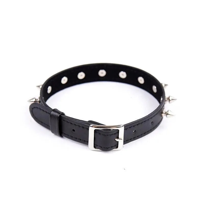Collier bondage noir ajustable avec pointes métalliques, boucle argentée, design hypoallergénique et sans phtalates.