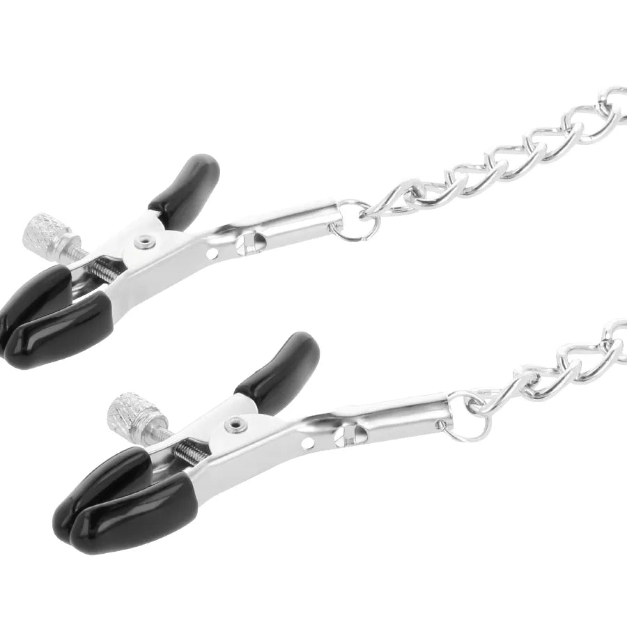 Collier bondage cuir PVC noir avec chaîne argentée et pinces à tétons ajustables, accessoire BDSM élégant et confortable.