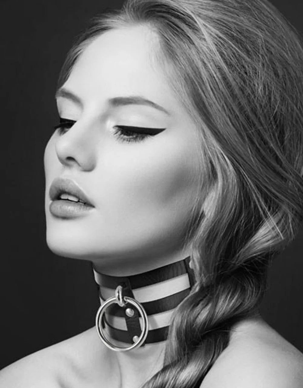 Collier cuir noir SM femme, triple lanière réglable, anneau argenté, élégant et pratique pour jeux érotiques sécurisés.