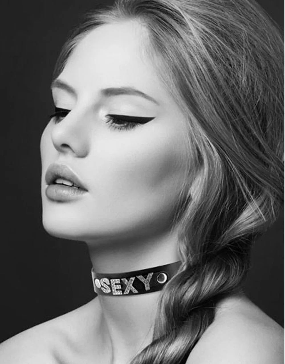 Collier cuir noir réglable avec inscription SEXY en strass, accessoire fétichiste chic et glamour, 46cm x 2cm.