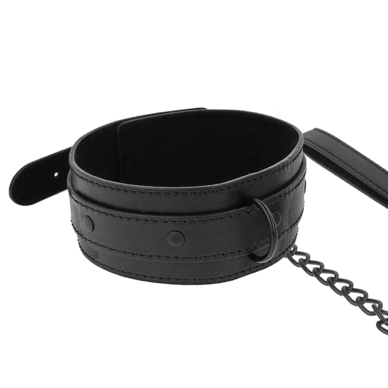 Collier BDSM noir en cuir vegan ajustable avec boucle robuste et chaîne, design élégant et éthique par INTENSE FETISH.