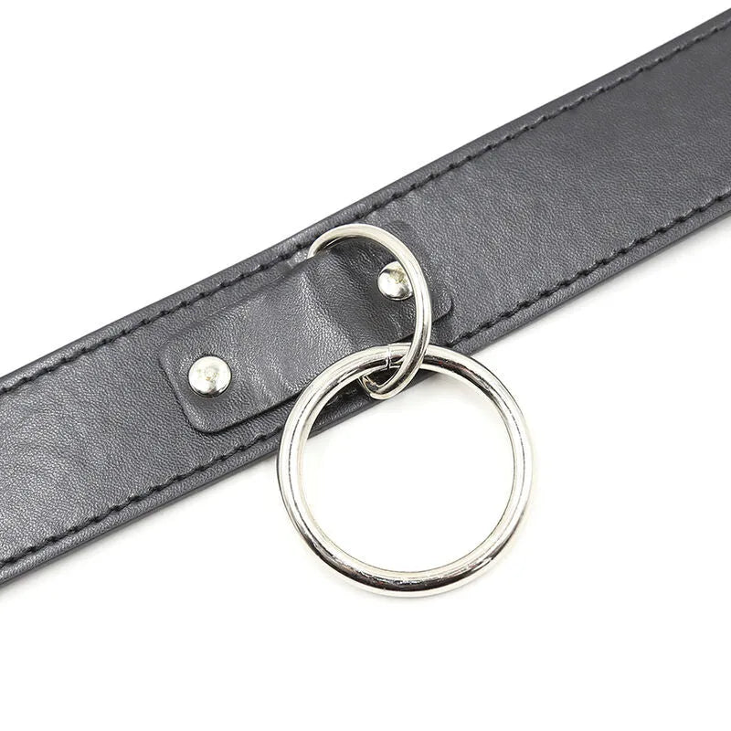 Collier bondage ajustable en simili cuir noir avec chaîne métal robuste, design élégant et discret, luxe et confort.