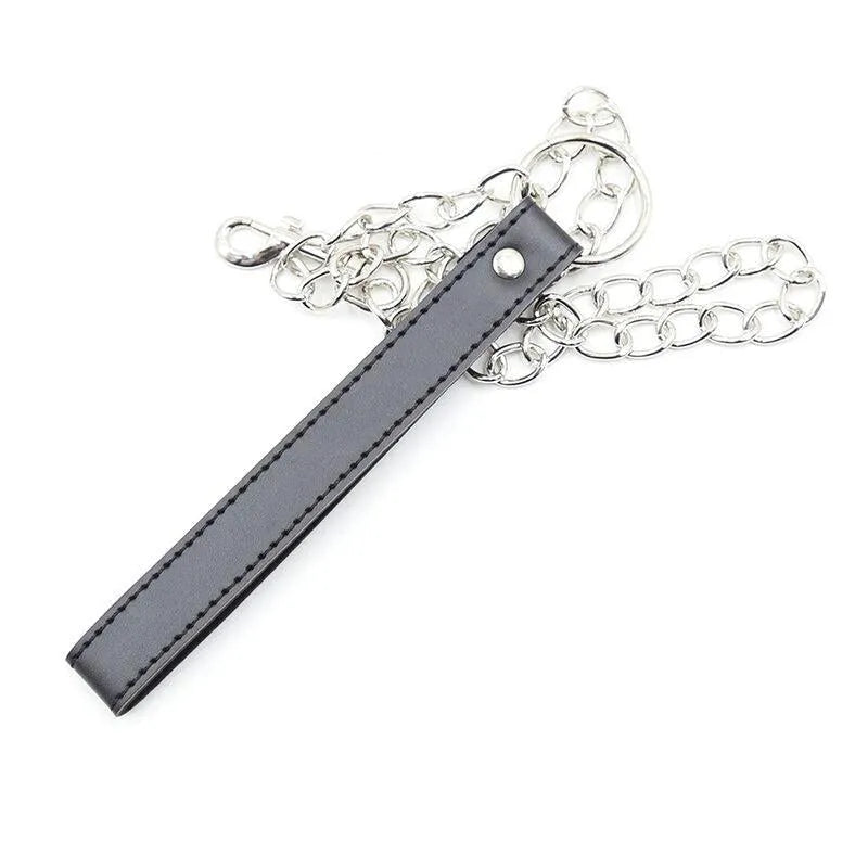 Collier bondage ajustable simili cuir noir avec chaîne métal robuste et poignée élégante, design discret et luxueux.