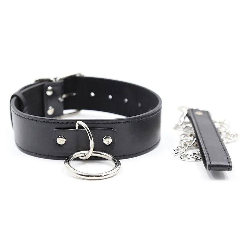 Collier bondage noir simili cuir ajustable avec chaîne métal et poignée robuste, design élégant et discret.