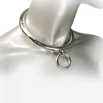 Collier bondage métal chromé verrouillable, finition brillante, joint torique, clé Allen incluse, sur mannequin.