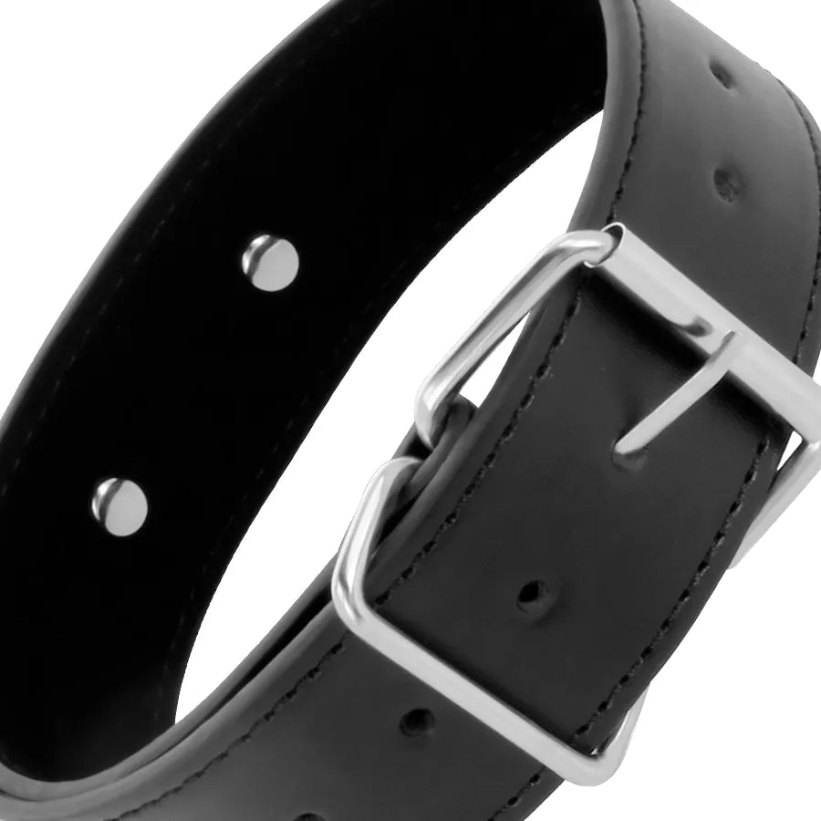 Collier de posture BDSM en cuir PVC noir avec boucle métallique robuste et rembourrage doux pour confort et maintien.