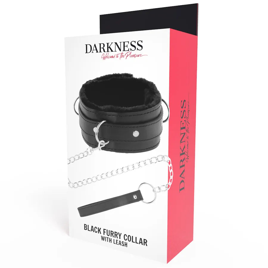 Collier posture BDSM cuir noir rembourré avec boucle, laisse chaîne métal, sur fond blanc et rouge, boîte Darkness.
