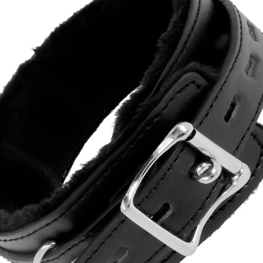 Collier posture BDSM cuir noir rembourré avec boucle sécurisée et laisse chaîne, confort et durabilité assurés.
