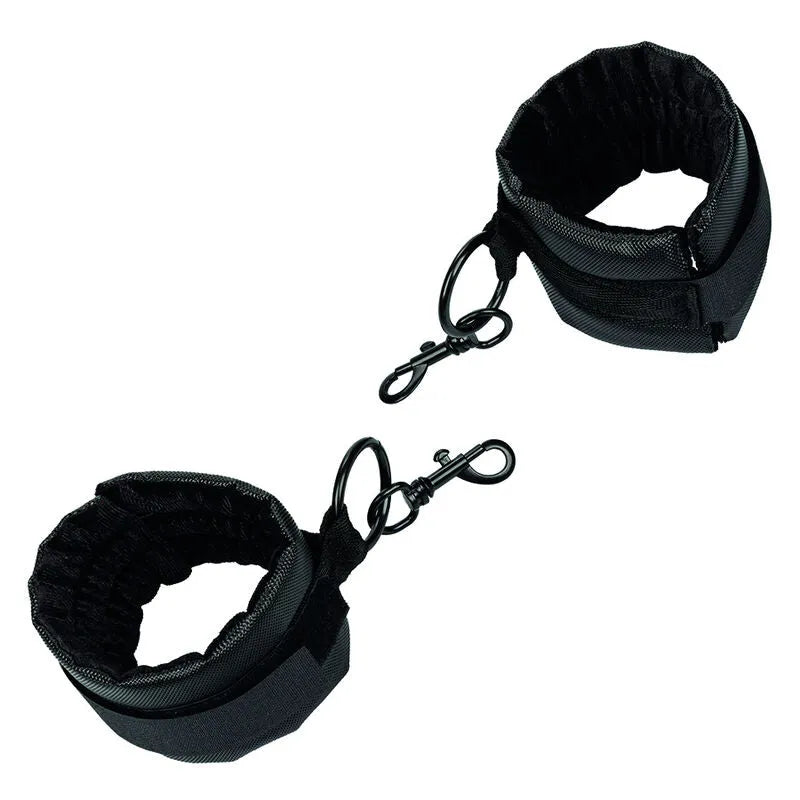 Collier bondage noir en cuir végétalien, intérieur doux, ajustable, avec poignets amovibles et anneaux pivotants robustes.