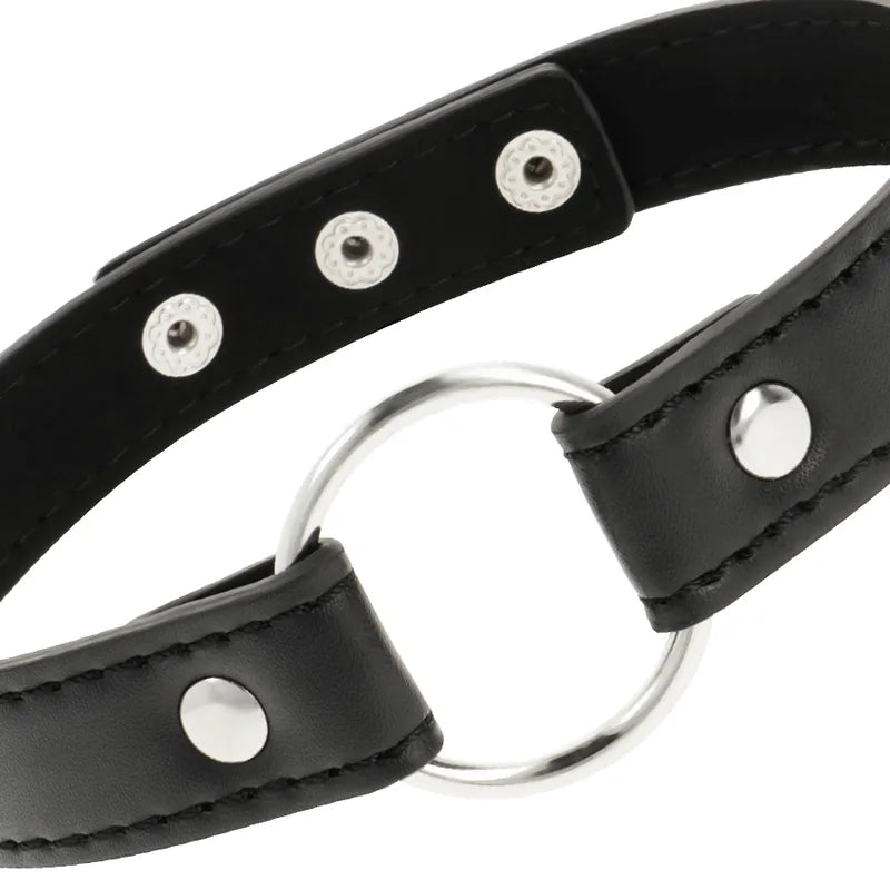 Collier fétiche noir en cuir végane avec boutons-pression argentés, ajustable, élégant et écologique, vue en gros plan.