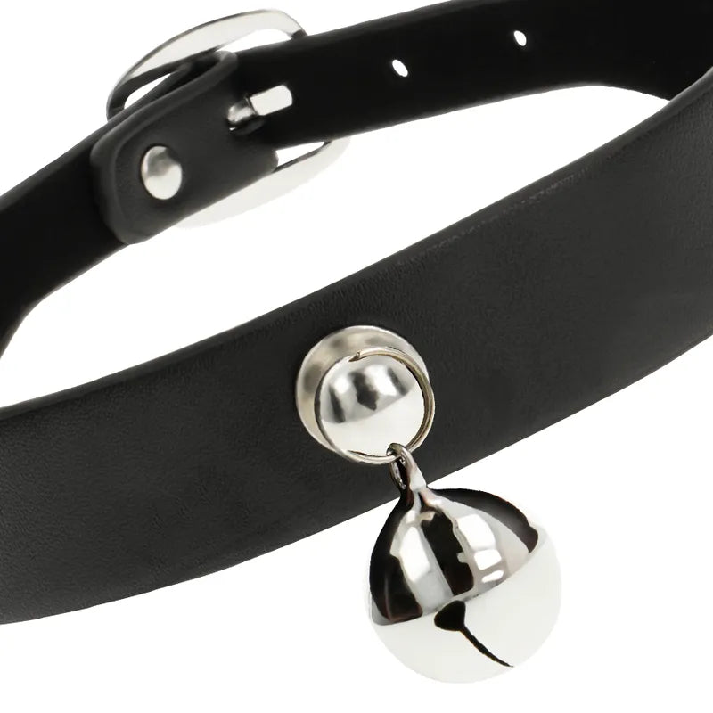 Collier chic en cuir vegan noir, ajustable avec trois boutons-pression, élégant et hypoallergénique, 43cm x 2cm.