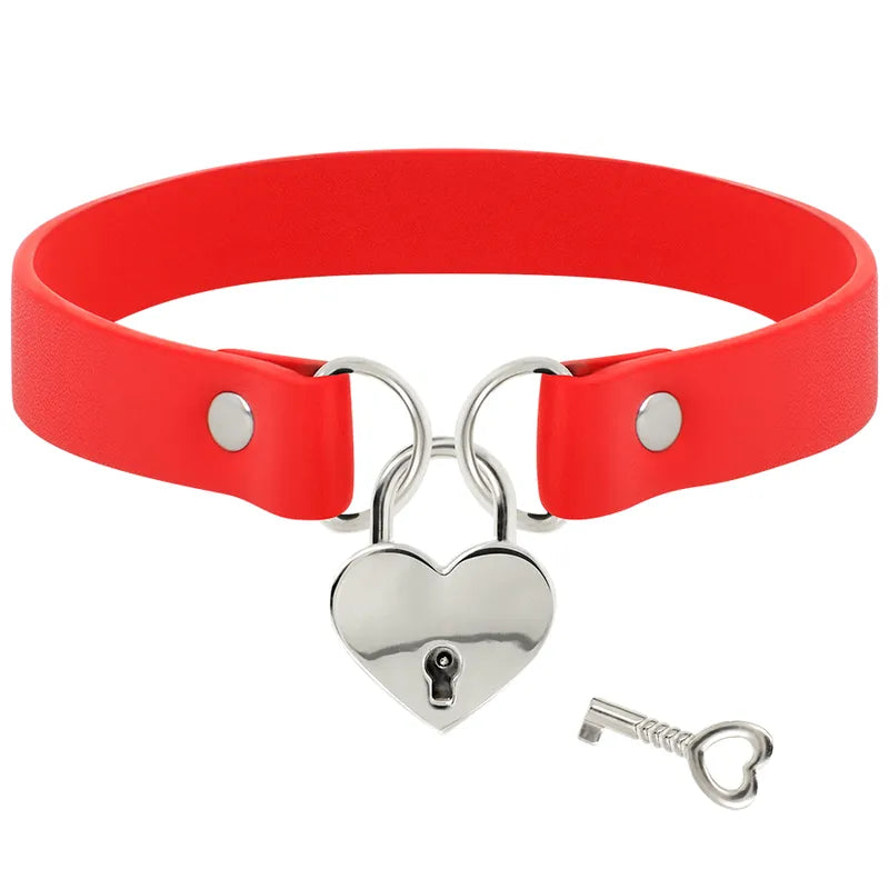 Collier cuir vegan rouge avec pendentif cœur métallique et clé, design élégant et éthique, tendance et hypoallergénique.