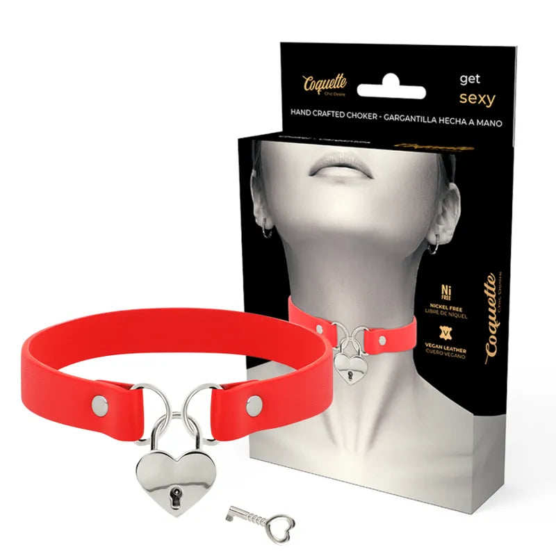 Collier cuir vegan rouge avec pendentif cœur métallique sans nickel, réglable, hypoallergénique, dans emballage élégant.