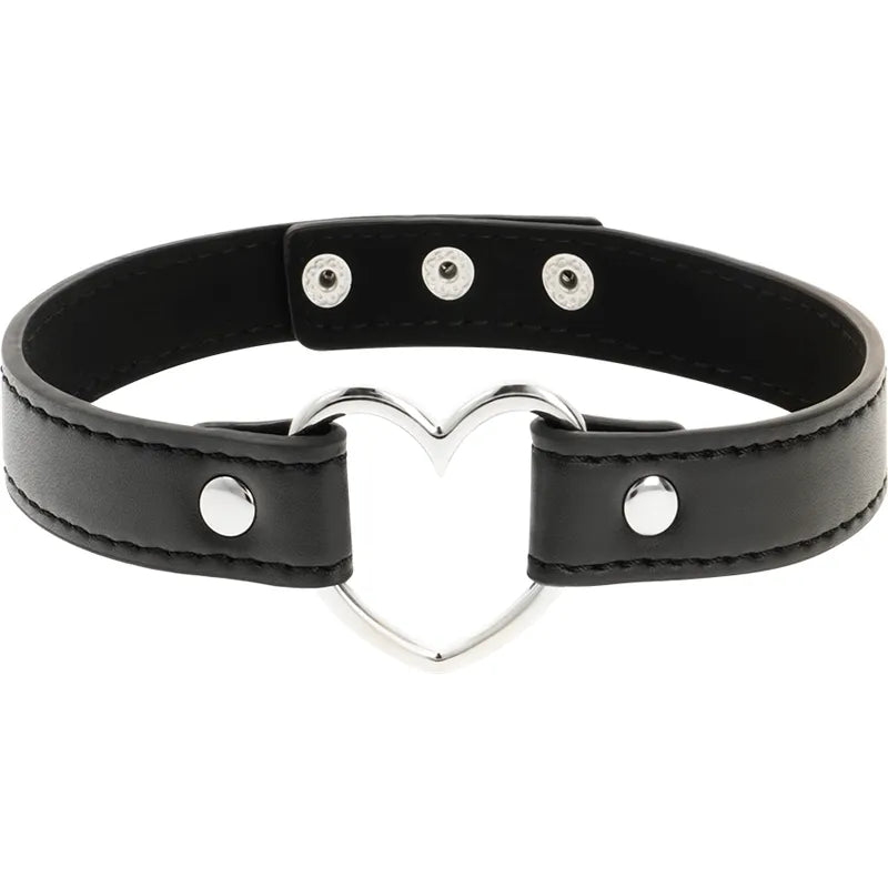 Collier fétiche cuir vegan noir, forme cœur, boutons-pression métal, ajustable, chic et élégant, par Coquette Chic Desire.