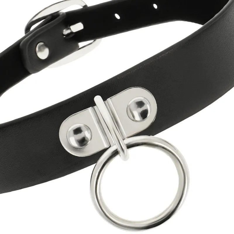 Collier fétiche noir en cuir vegan, ajustable, avec fermeture à trois boutons-pression et anneau métallique, chic et éthique.