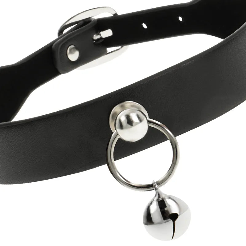 Collier fétiche noir en cuir vegan avec anneau et clochette, fermeture trois boutons-pression, élégant et ajustable.