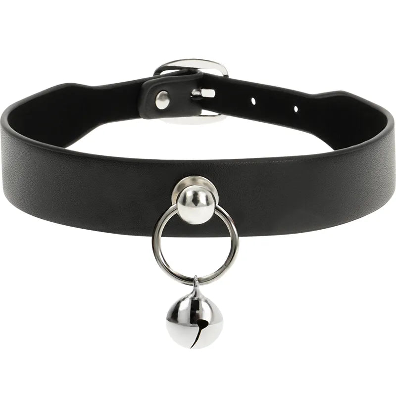 Collier fétiche cuir vegan noir, élégant, ajustable, avec fermeture trois boutons-pression et anneau métallique chic.