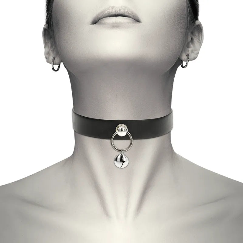 Collier fétiche cuir vegan noir, élégant, ajustable, trois boutons-pression, design moderne, hypoallergénique, chic.