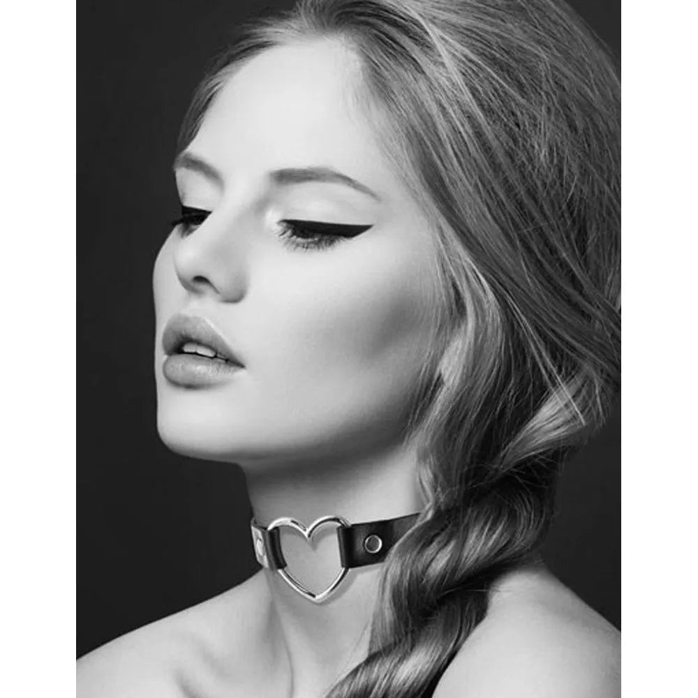 collier femme fétichiste cuir noir réglable pressions coeur métal argenté longueur39cm hauteur17mm finition soignée sensualité érotique